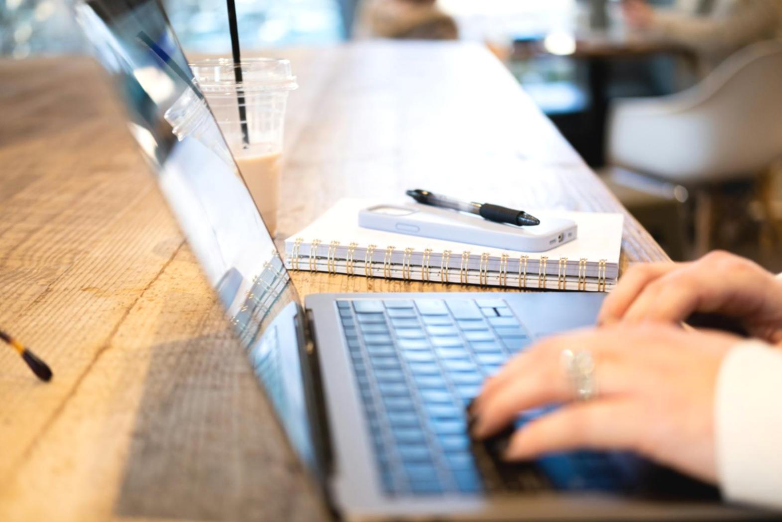Documentos financieros y calculadora sobre mesa de trabajo