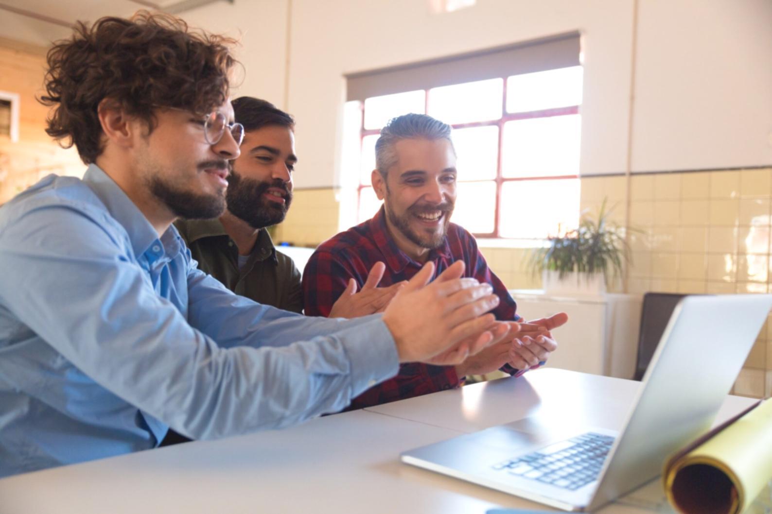 Sesión de formación financiera con participantes activos